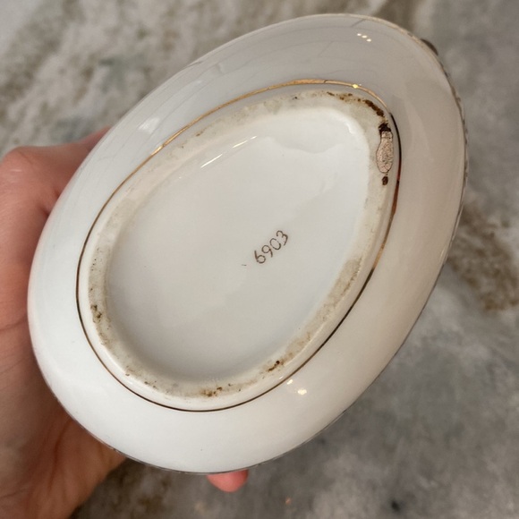 VTG Hinged Egg Trinket Box White Porcelain Gold Blue Quilted Patten Painted - Picture 7 of 9